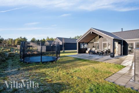 Dette lekre huset med svømmebasseng, nr. 597, med plass til 18 personer, ligger i Sydjylland