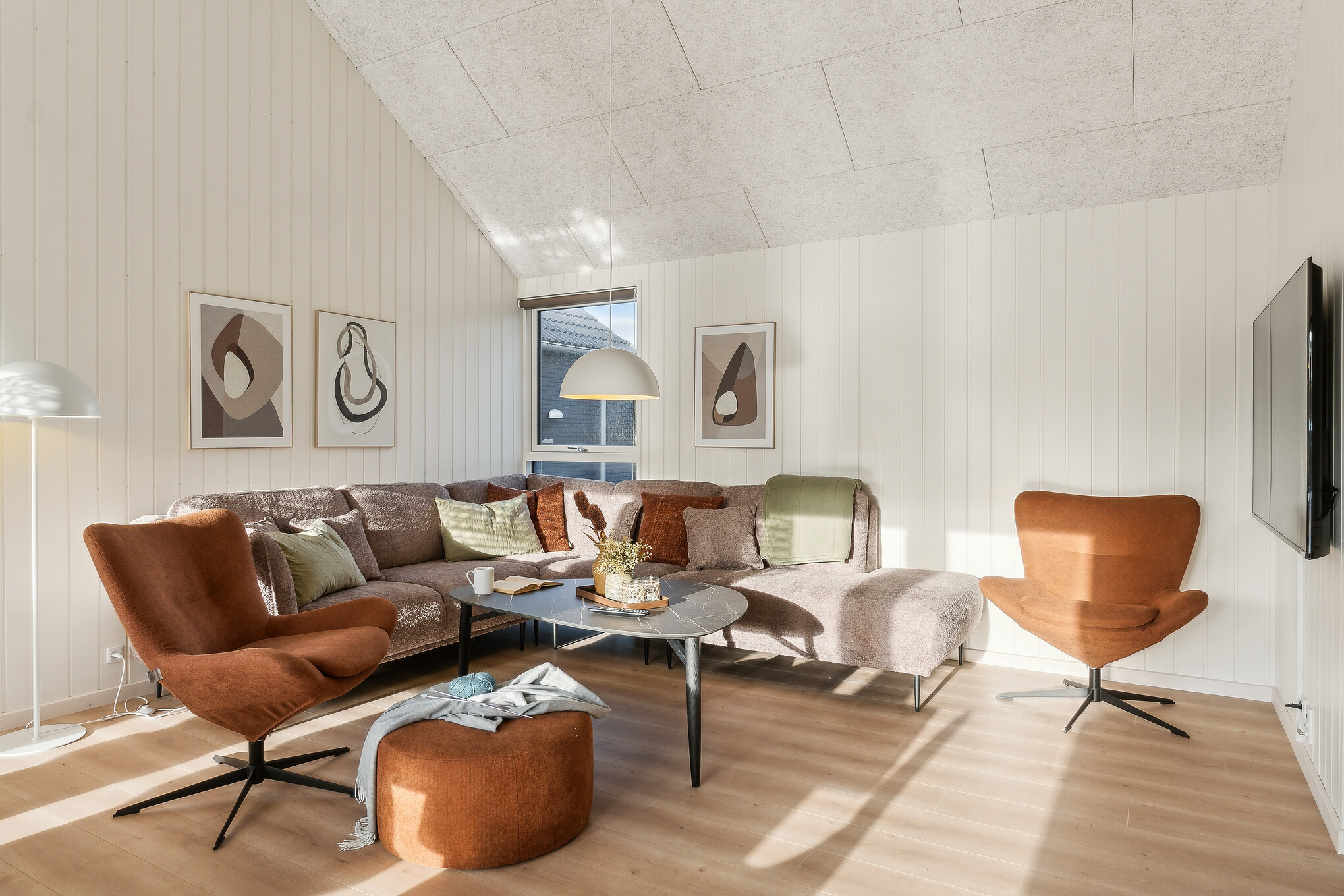 Sofaen i luksushus nr. 653 i Vestjylland er perfekt for å hygge seg med et brettspill eller se en film sammen.
