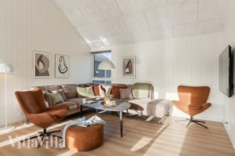 Sofaen i luksushus nr. 653 i Vestjylland er perfekt for å hygge seg med et brettspill eller se en film sammen.