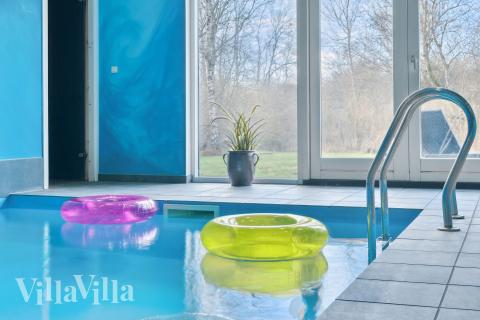 Det flotte bassenget i luksushus nr. 681 til 17 personer