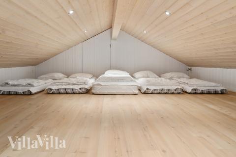 Noen av de 17 soveplassene i luksushus nr. 681 finnes på hems