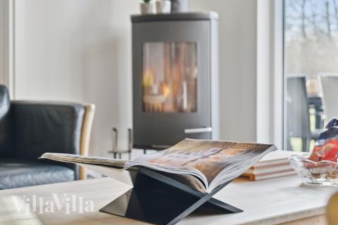 Sofaen i luksushus nr. 681 i Nordsjælland er perfekt for å hygge seg med et brettspill eller se en film sammen.