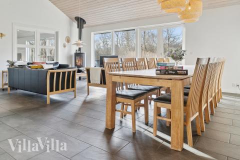 Det er plass til 17 personer i det store lyse oppholdsrommet i luksushus nr. 681.