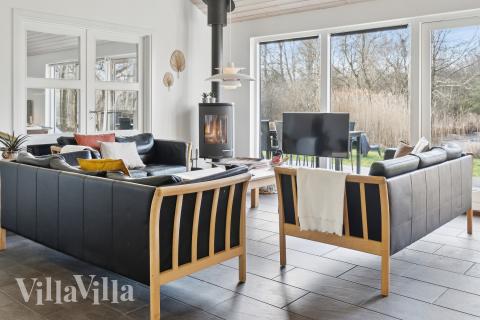 Det er god plass til hygge i feriehusets sofagruppe under oppholdet i luksushus nr. 681