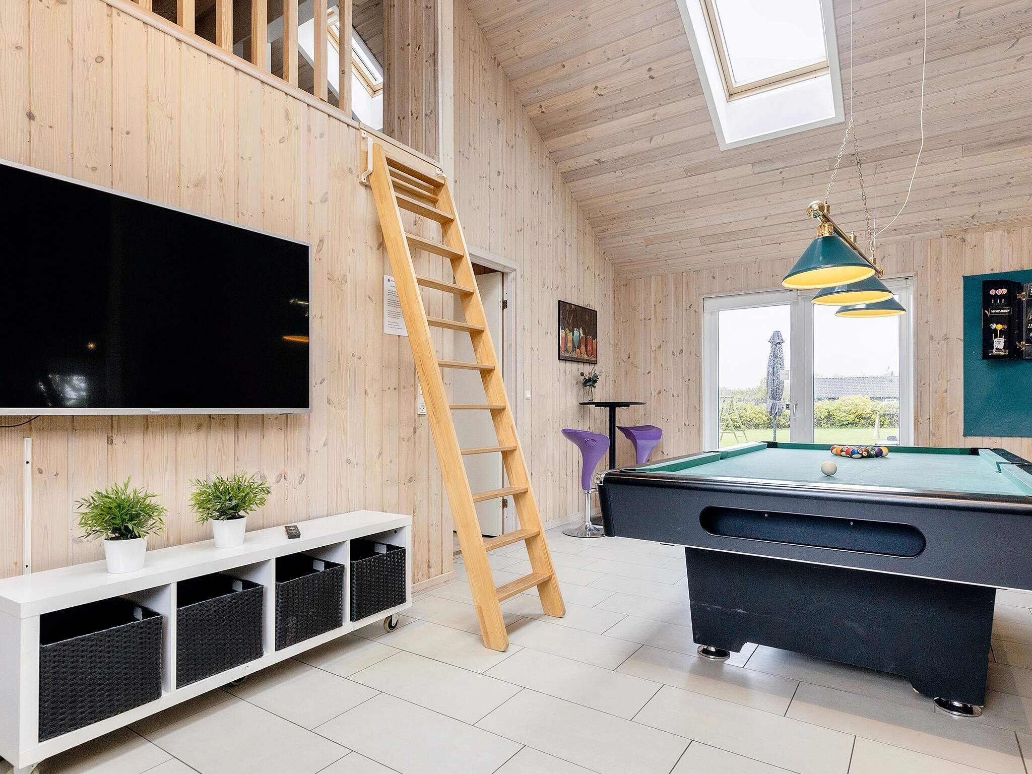 I tillegg til alle aktivitetsmulighetene i husets bassengavdeling, kan du også spille biljard, bordtennis og dart i luksushus nr. 218