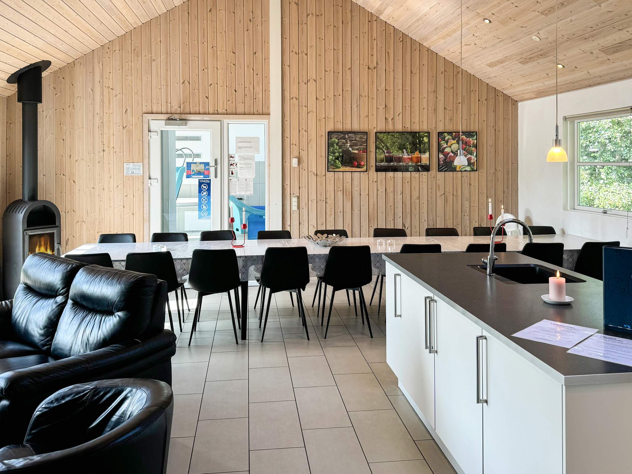 Det er plass til 18 personer i det store lyse oppholdsrommet i luksushus nr. 218.