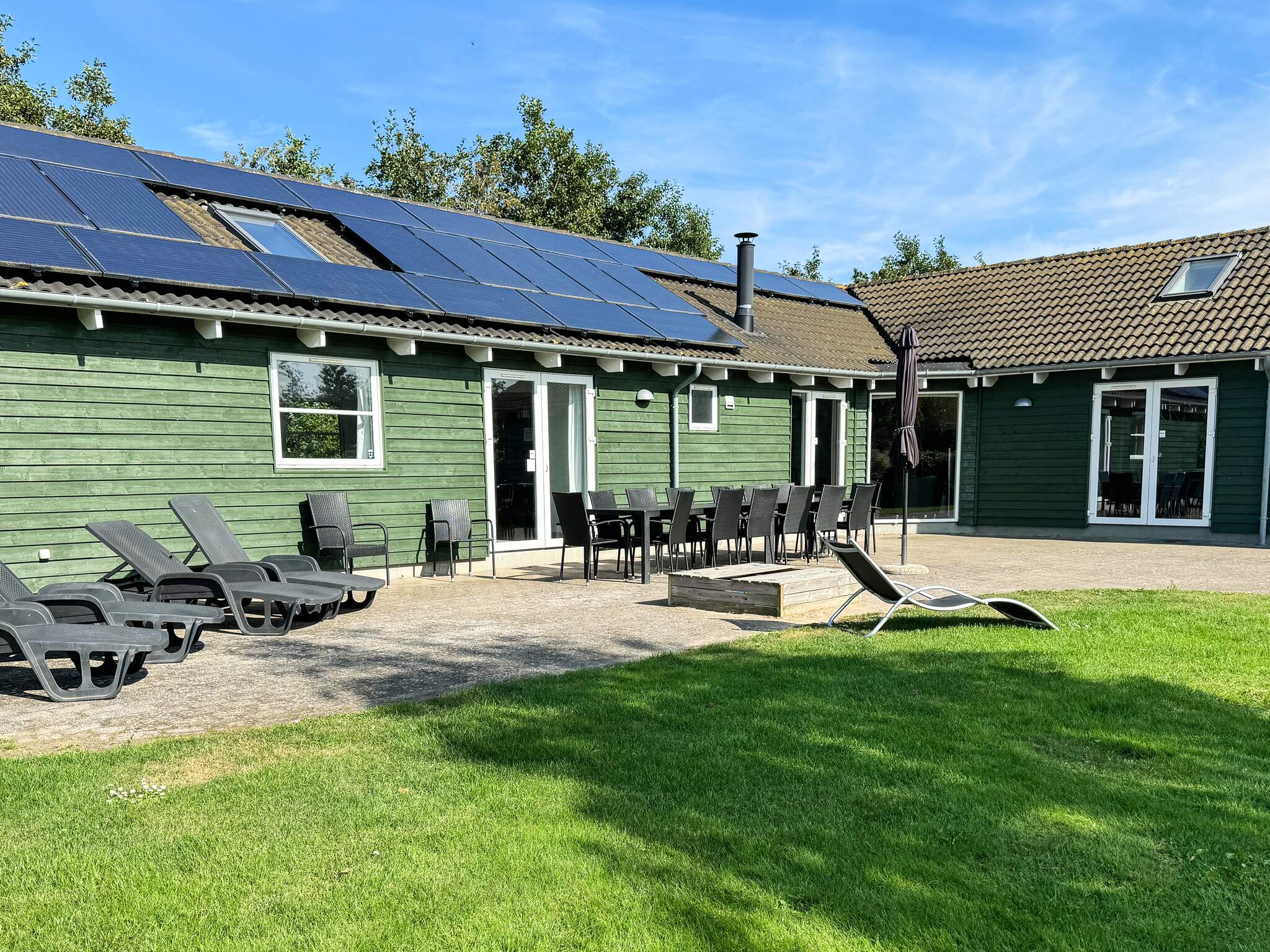 Nyt en grillkveld på terrassen i luksushus nr. 218 i Lolland/Falster/Møn