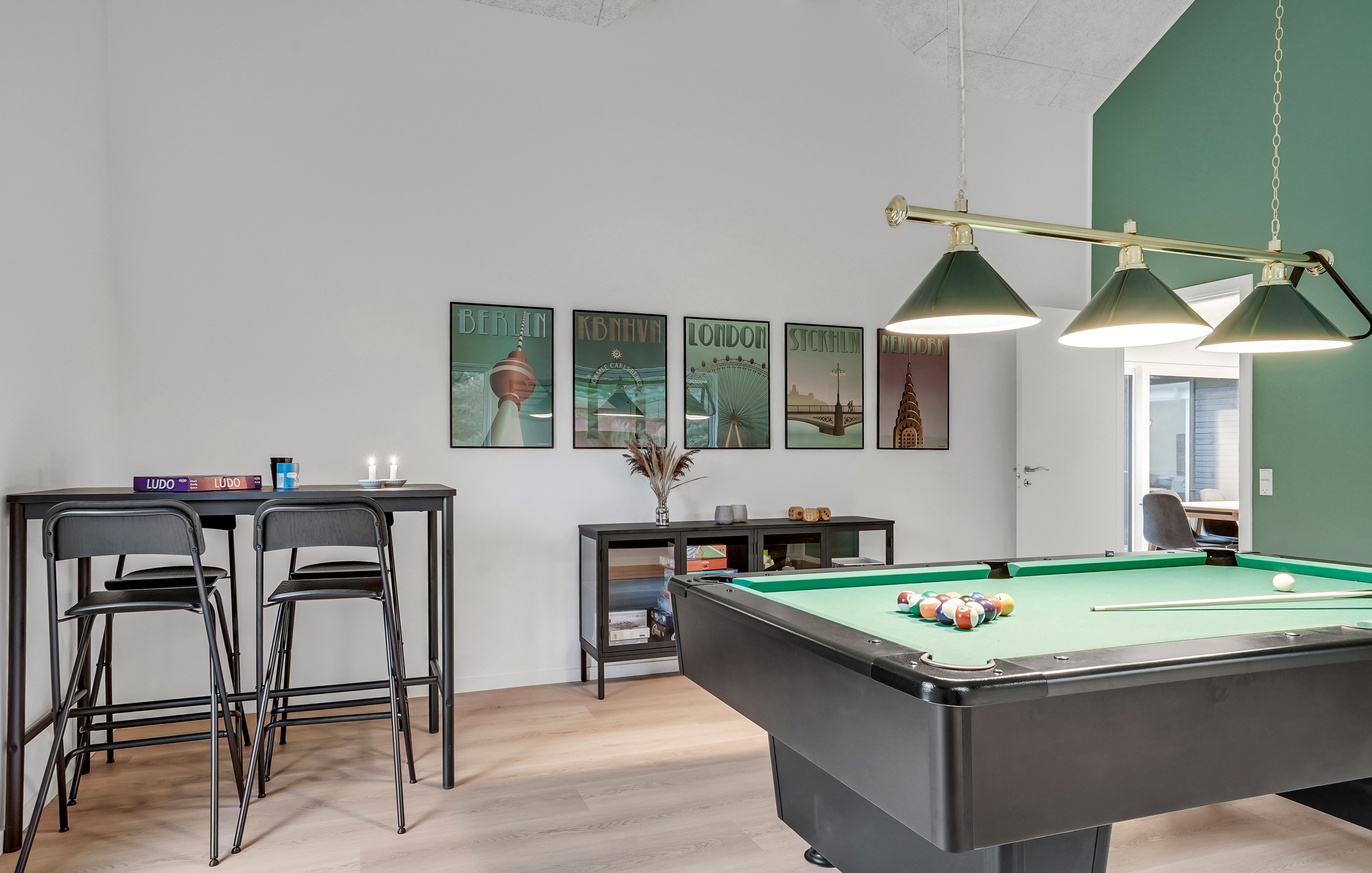 I tillegg til alle aktivitetsmulighetene i husets bassengavdeling, kan du også spille biljard, bordtennis og dart i luksushus nr. 692