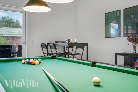 Luksushus nr. 692 til 12 personer tilbyr et stort aktivitetsrom med bl.a. biljard og dart