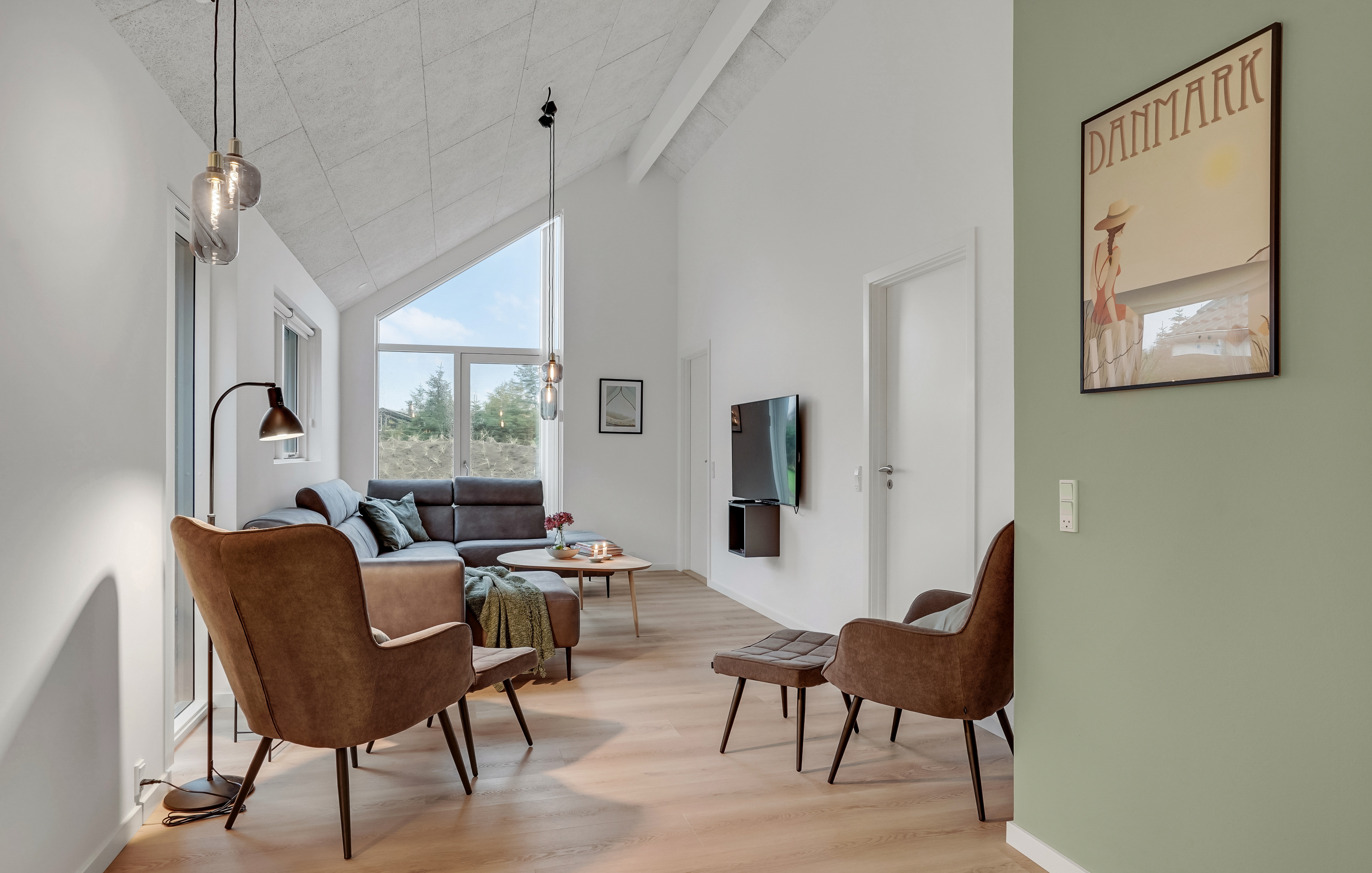 Sofaen i luksushus nr. 692 i Nordjylland er perfekt for å hygge seg med et brettspill eller se en film sammen.