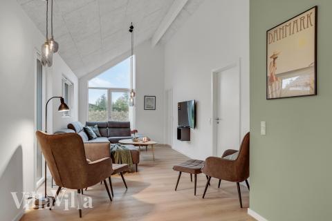 Det er god plass til hygge i feriehusets sofagruppe under oppholdet i luksushus nr. 692