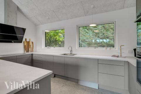 Kjøkkenet i luksushus nr. 692 i Nordjylland er godt innrettet.