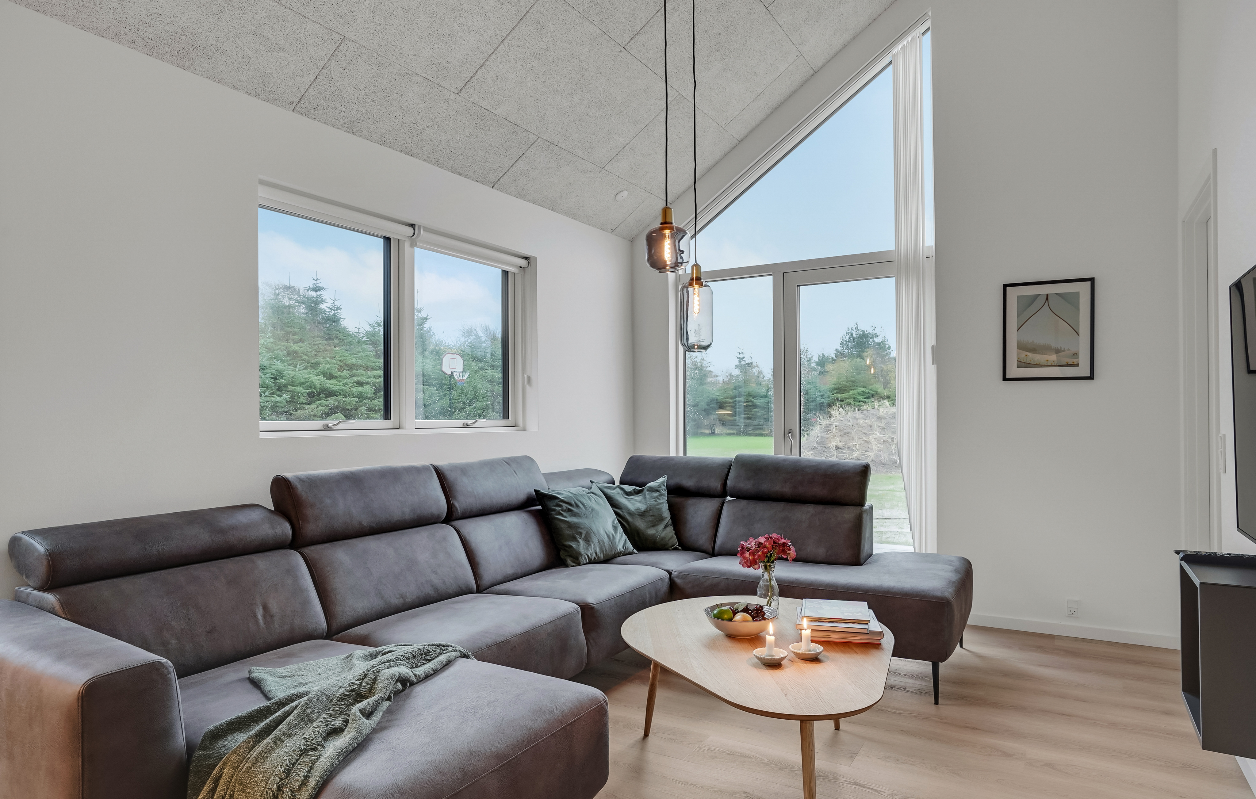 Det er god plass til hygge i feriehusets sofagruppe under oppholdet i luksushus nr. 692