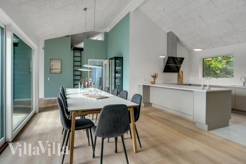 Det er plass til 12 personer i det store lyse oppholdsrommet i luksushus nr. 692.