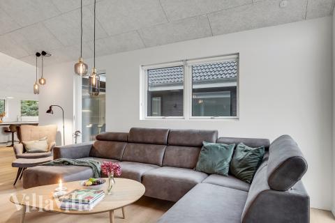 Sofaen i luksushus nr. 692 i Nordjylland er perfekt for å hygge seg med et brettspill eller se en film sammen.
