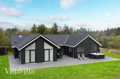 Dette lekre huset med svømmebasseng, nr. 692, med plass til 12 personer, ligger i Nordjylland