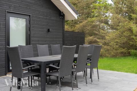 Luksushus nr. 692 har en deilig terrasse med gode hagemøbler til 12 personer.