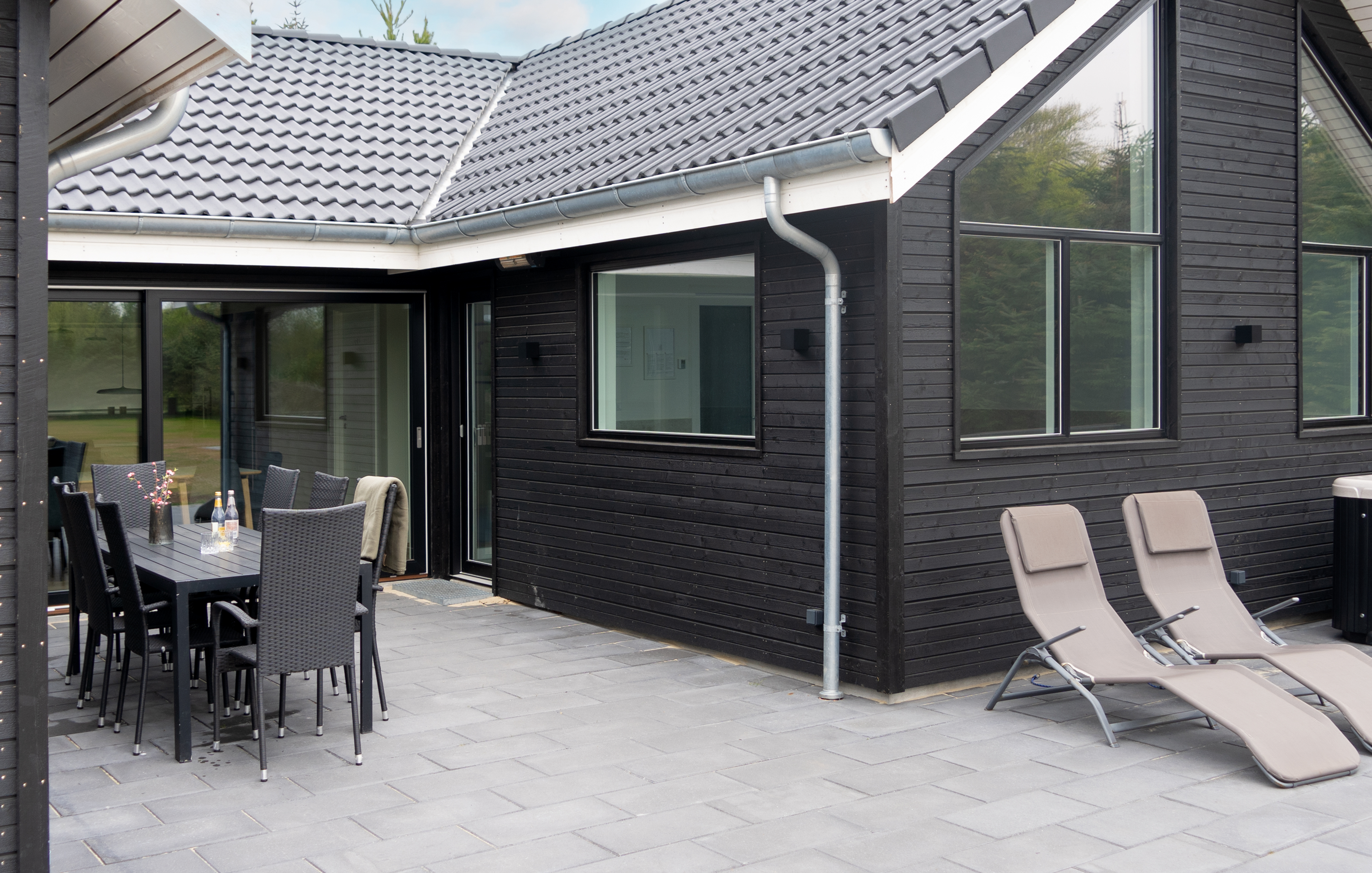 Nyt en grillkveld på terrassen i luksushus nr. 692 i Nordjylland