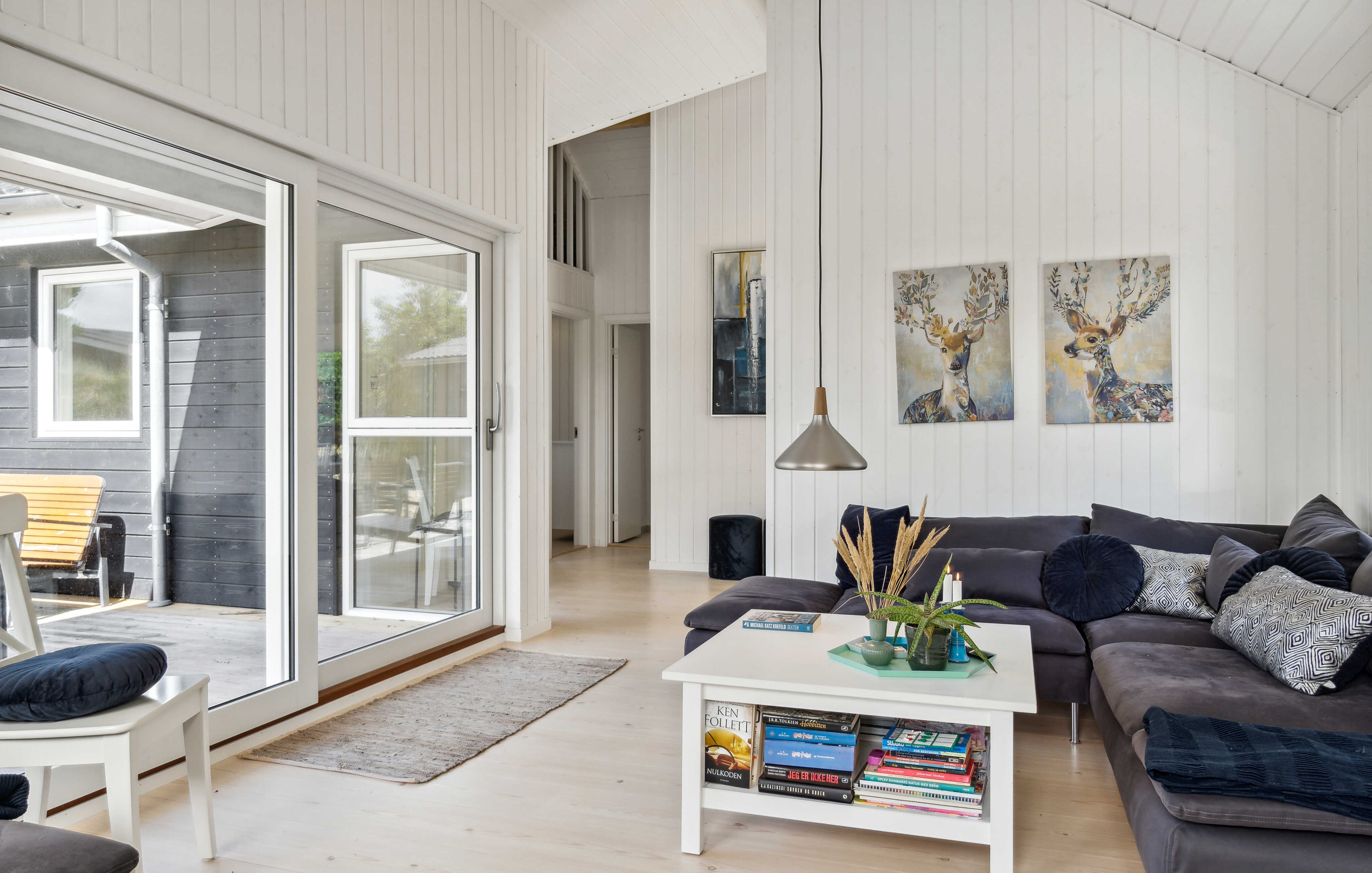 Sofaen i luksushus nr. 691 i Nordjylland er perfekt for å hygge seg med et brettspill eller se en film sammen.