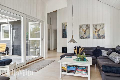 Sofaen i luksushus nr. 691 i Nordjylland er perfekt for å hygge seg med et brettspill eller se en film sammen.