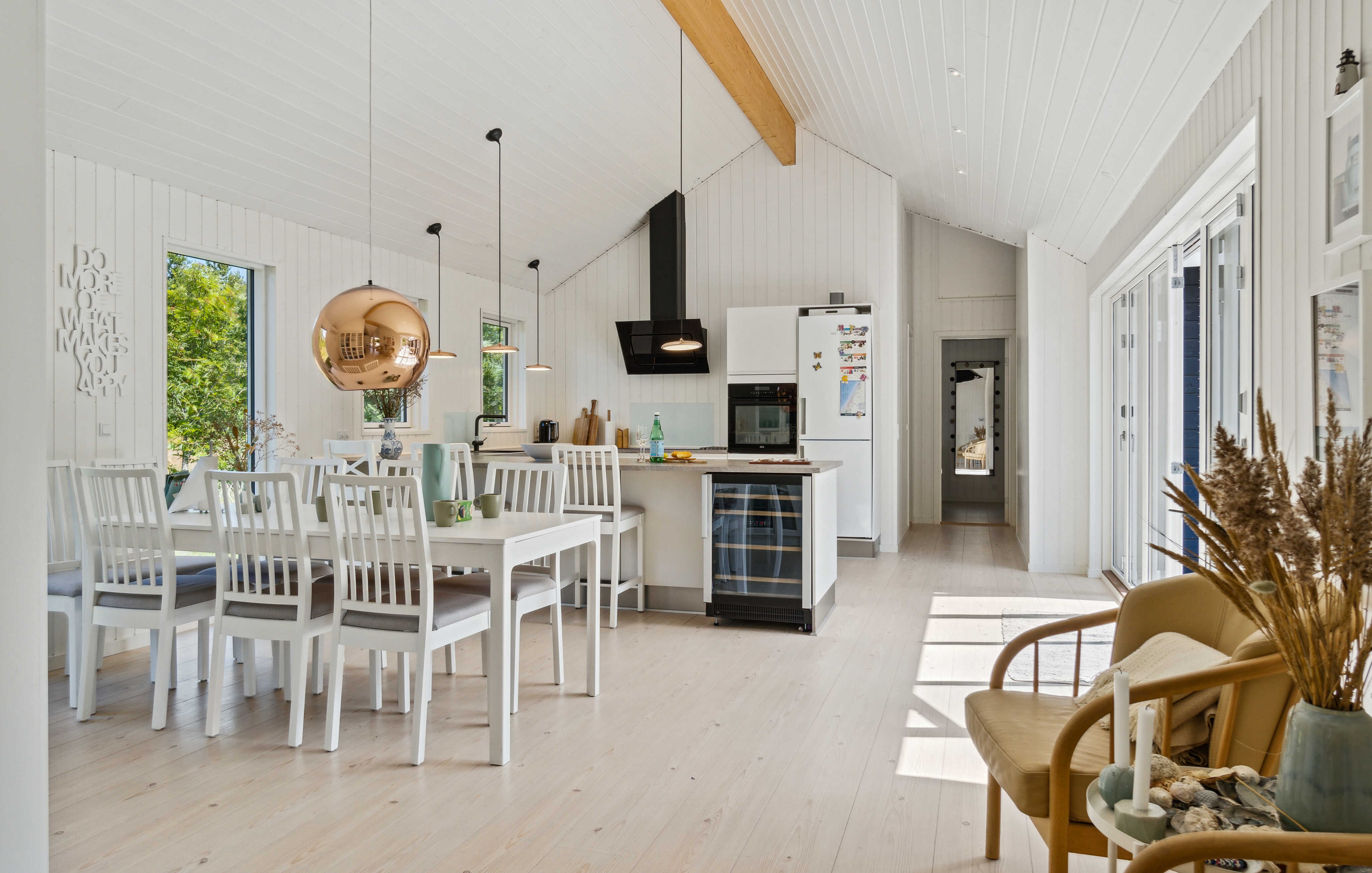 Det er plass til 10 personer i det store lyse oppholdsrommet i luksushus nr. 691.