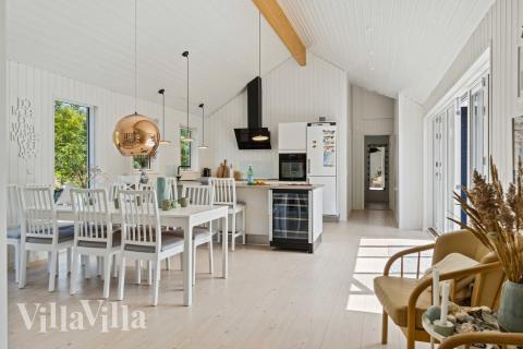 Det er plass til 10 personer i det store lyse oppholdsrommet i luksushus nr. 691.