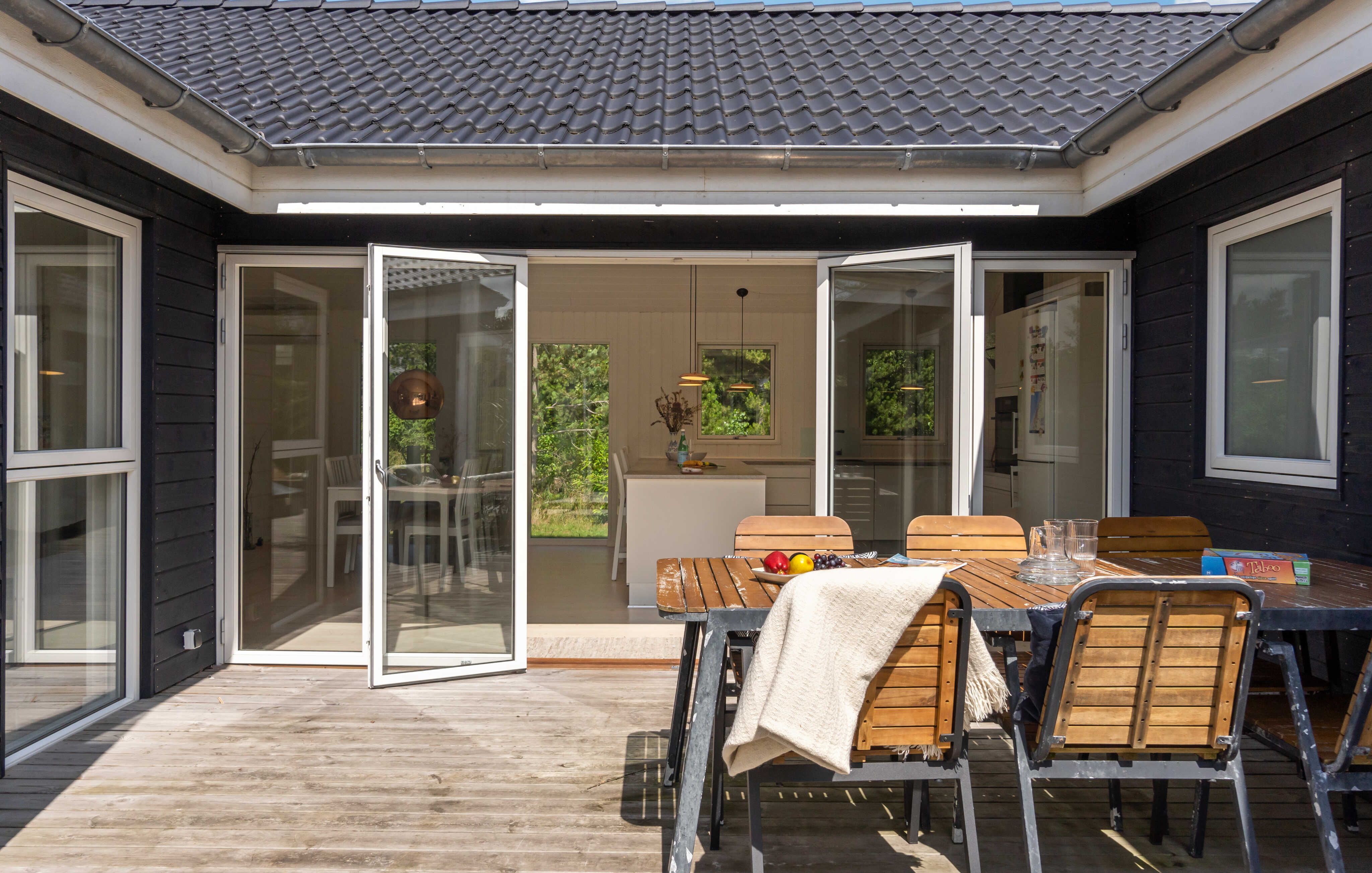 Nyt en grillkveld på terrassen i luksushus nr. 691 i Nordjylland