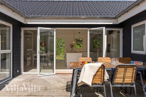 Nyt en grillkveld på terrassen i luksushus nr. 691 i Nordjylland