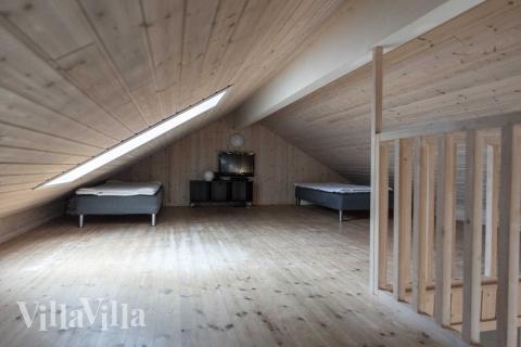 Noen av de 18 soveplassene i luksushus nr. 275 finnes på hems