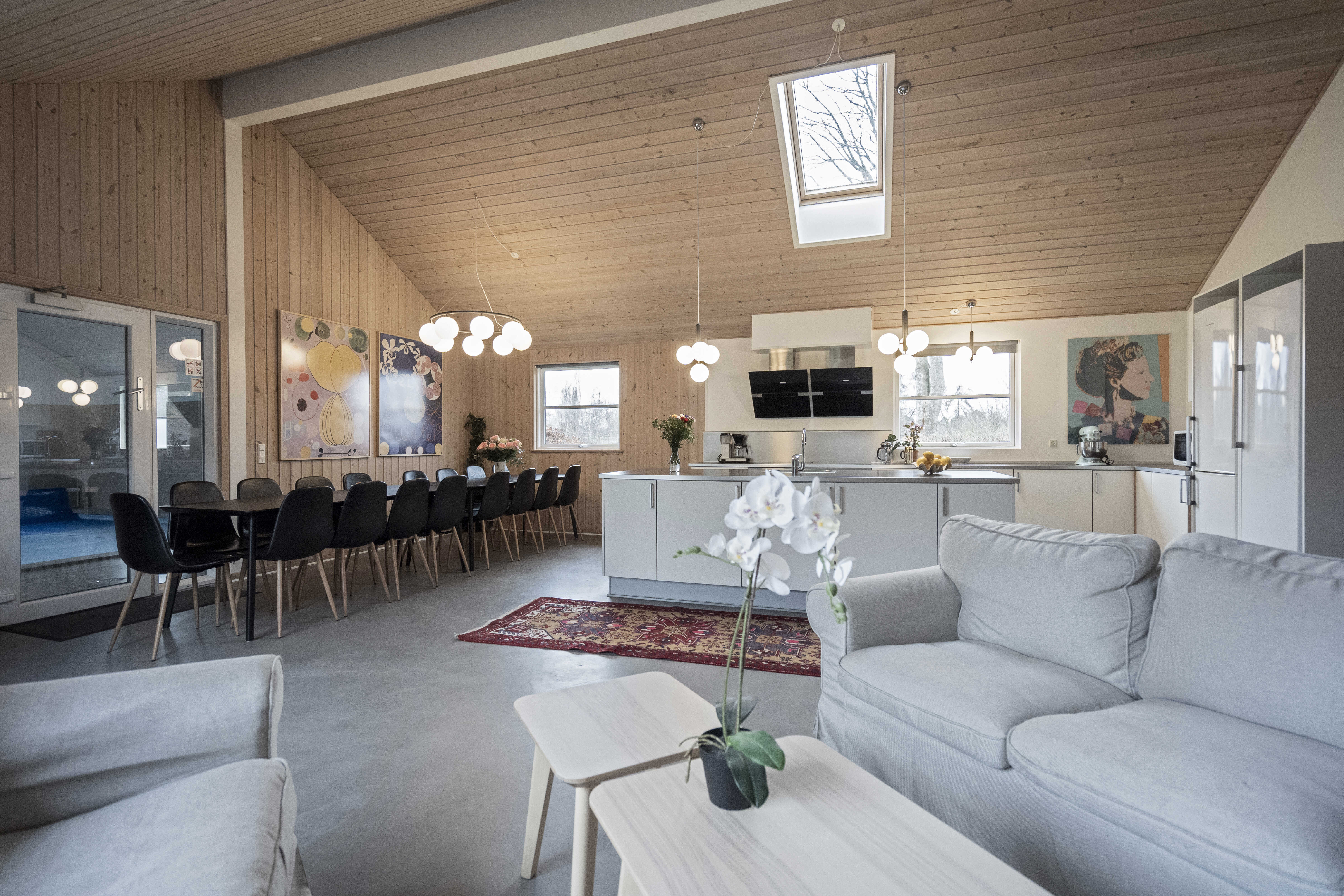 Sofaen i luksushus nr. 275 i Nordsjælland er perfekt for å hygge seg med et brettspill eller se en film sammen.