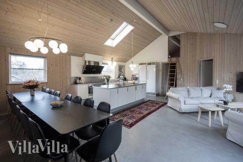 Det er plass til 18 personer i det store lyse oppholdsrommet i luksushus nr. 275.