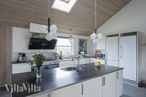 Kjøkkenet i luksushus nr. 275 er fullt utstyrt så dere lett kan lage mat til 18 personer.