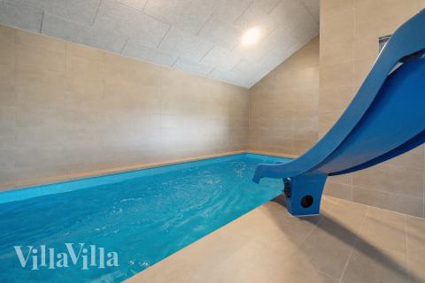 Feriehus 663 har et flott basseng med sklie, et stort innebygd boblebad og en badstue