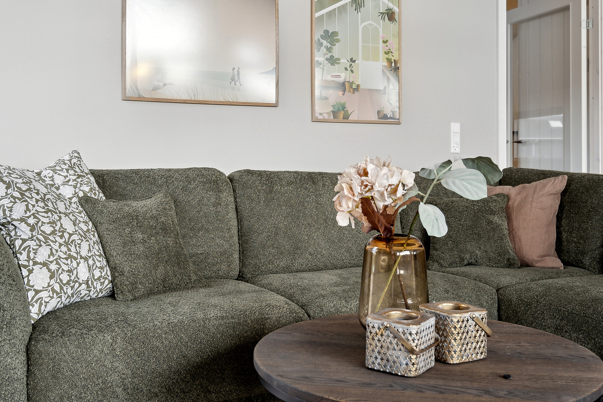 Sofaen i luksushus nr. 663 i Sydjylland er perfekt for å hygge seg med et brettspill eller se en film sammen.