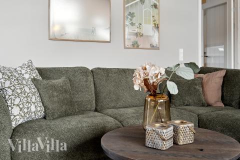 Sofaen i luksushus nr. 663 i Sydjylland er perfekt for å hygge seg med et brettspill eller se en film sammen.