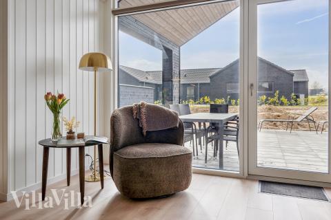 Det er god plass til hygge i feriehusets sofagruppe under oppholdet i luksushus nr. 663