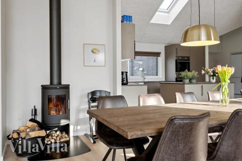 Det er plass til 18 personer i det store lyse oppholdsrommet i luksushus nr. 663.