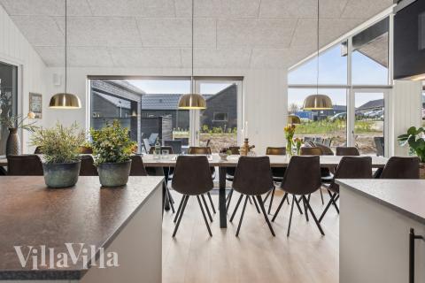 Kjøkkenet i luksushus nr. 663 i Sydjylland er godt innrettet.