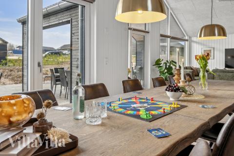 Det er god plass til at 18 personer sitter sammen i feriehusets oppholdsrom under et besøk i luksushus 663 i Sydjylland.