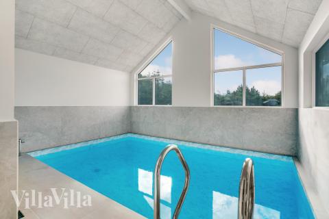 Feriehus 692 har et flott basseng med sklie, et stort innebygd boblebad og en badstue