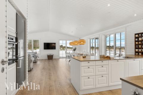 Kjøkkenet i luksushus nr. 693 er fullt utstyrt så dere lett kan lage mat til 11 personer.