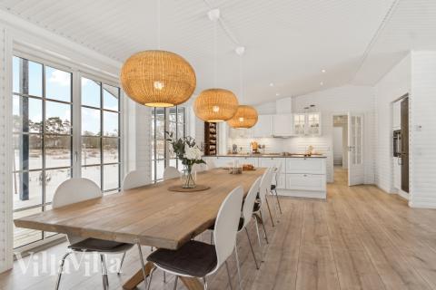 Det er plass til 11 personer i det store lyse oppholdsrommet i luksushus nr. 693.