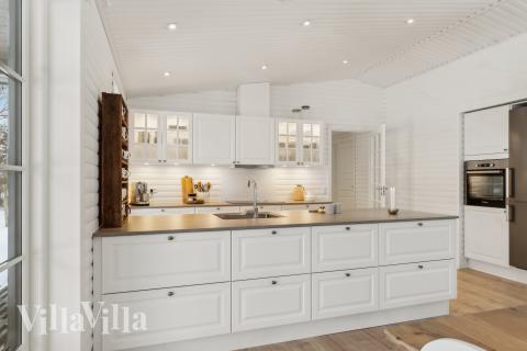 Kjøkkenet i luksushus nr. 693 er godt innrettet.