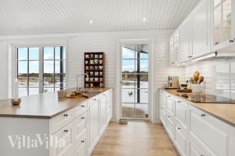 Kjøkkenet i luksushus nr. 693 i Nordsjælland er godt innrettet.