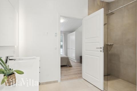 Det finnes bad med dusj i luksushus nr. 693 til 11 personer.
