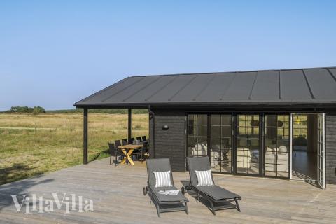 På terrassen i feriehus nr. 693 er det plass til 11 personer.