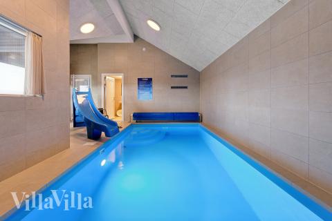 Det flotte bassenget i luksushus nr. 655 til 14 personer