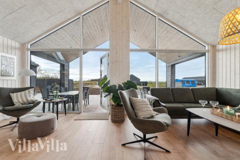 Sofaen i luksushus nr. 655 i Fyn og øyer er perfekt for å hygge seg med et brettspill eller se en film sammen.