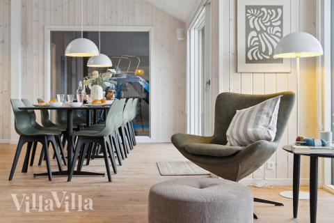 Det er plass til 14 personer i det store lyse oppholdsrommet i luksushus nr. 655.