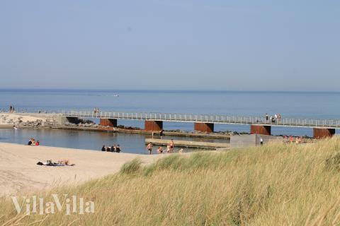 Stranden nær luksushus nr. 607 i Nordjylland er ideell til gåturer.
